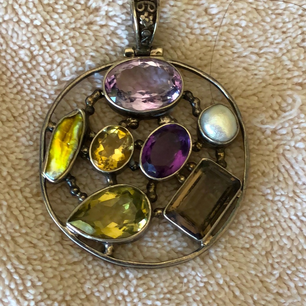 BEAUTIFUL ROUND PENDANT